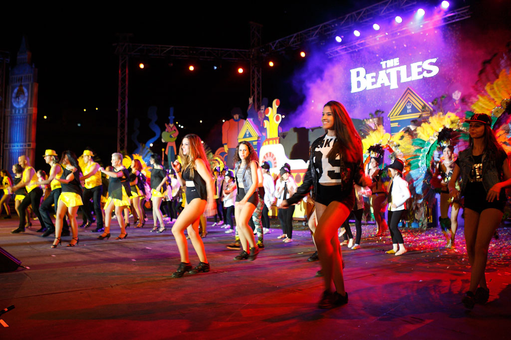 Grupo de bailarines en un espectáculo temático de The Beatles en Tenerife.