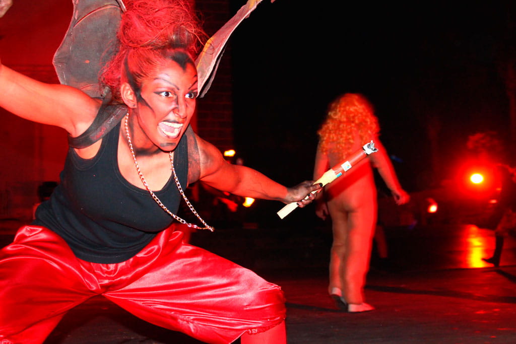 Persona con disfraz de demonio actuando en evento nocturno en Tenerife.