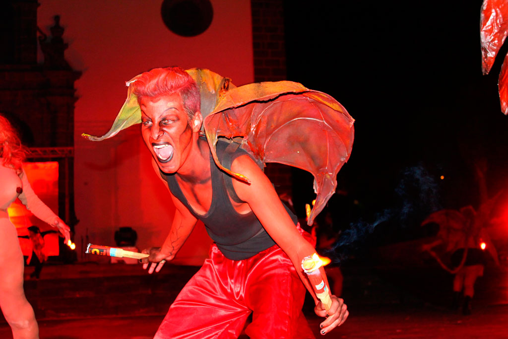 Persona disfrazada de demonio con fuegos artificiales en una fiesta en Tenerife.