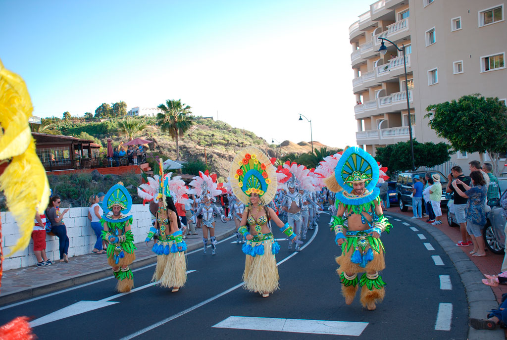 Personas en trajes coloridos desfilan durante el carnaval en Santa Cruz de Tenerife.