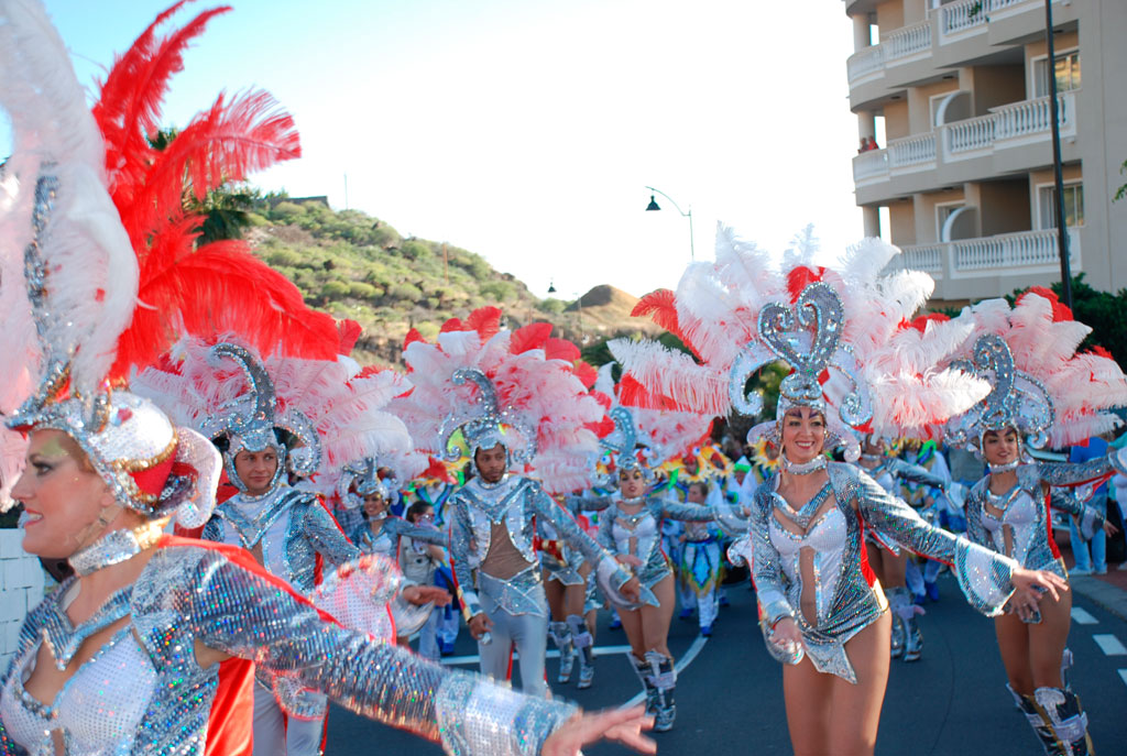 Bailarines disfrazados en el carnaval de Santa Cruz de Tenerife.