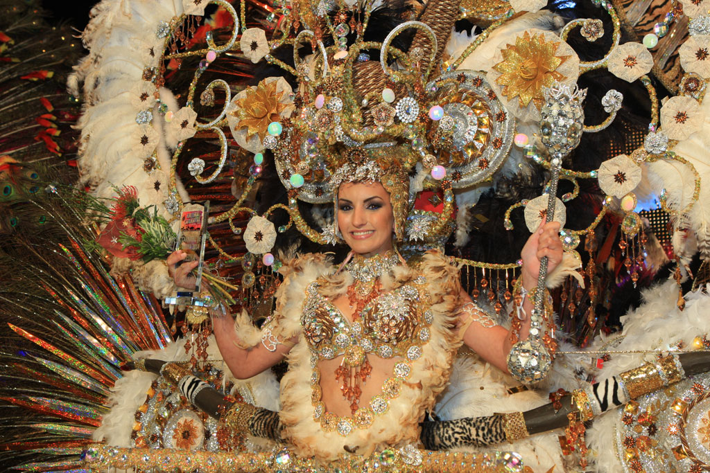 Persona con traje extravagante en el Carnaval de Santa Cruz de Tenerife.