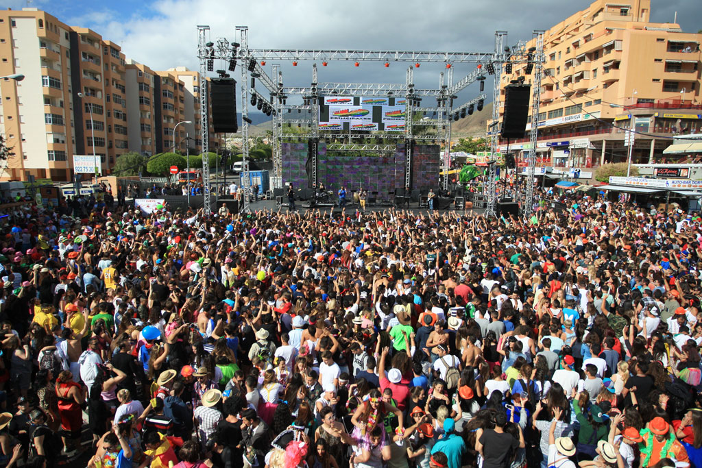 Multitud en un concierto al aire libre en Playa de las Américas, Tenerife.