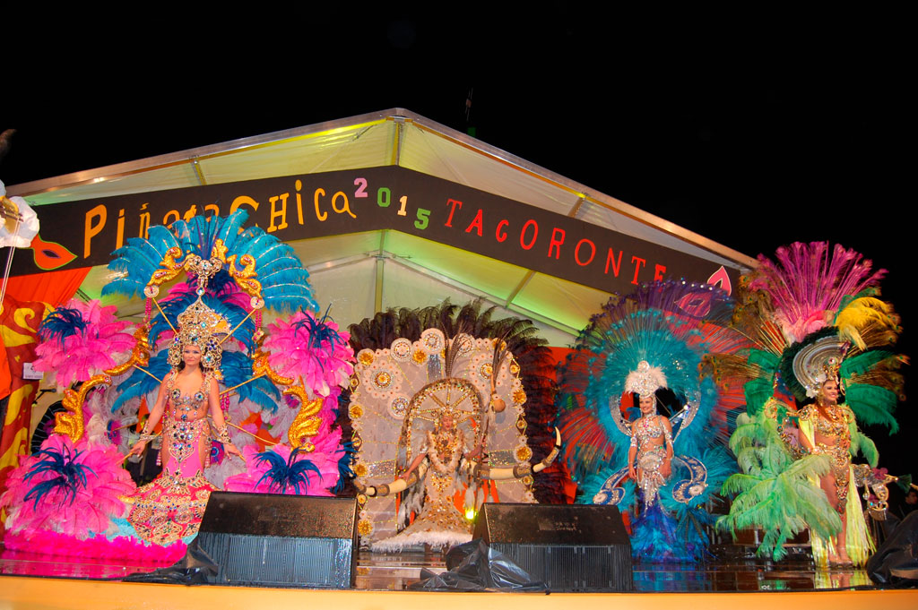Personas con disfraces coloridos en un escenario del carnaval en Tacoronte 2015.