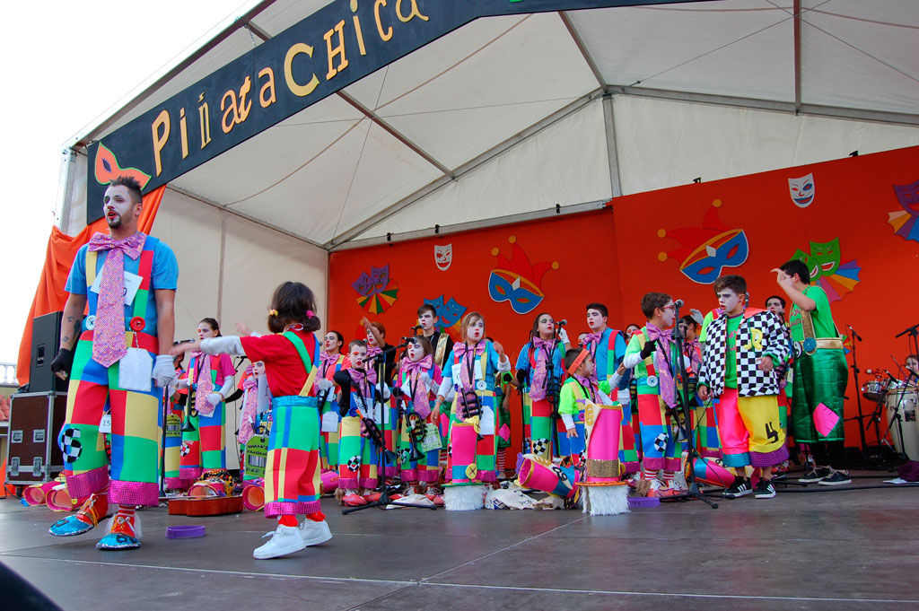Niños disfrazados actúan en el escenario Piñata Chica en Tenerife.