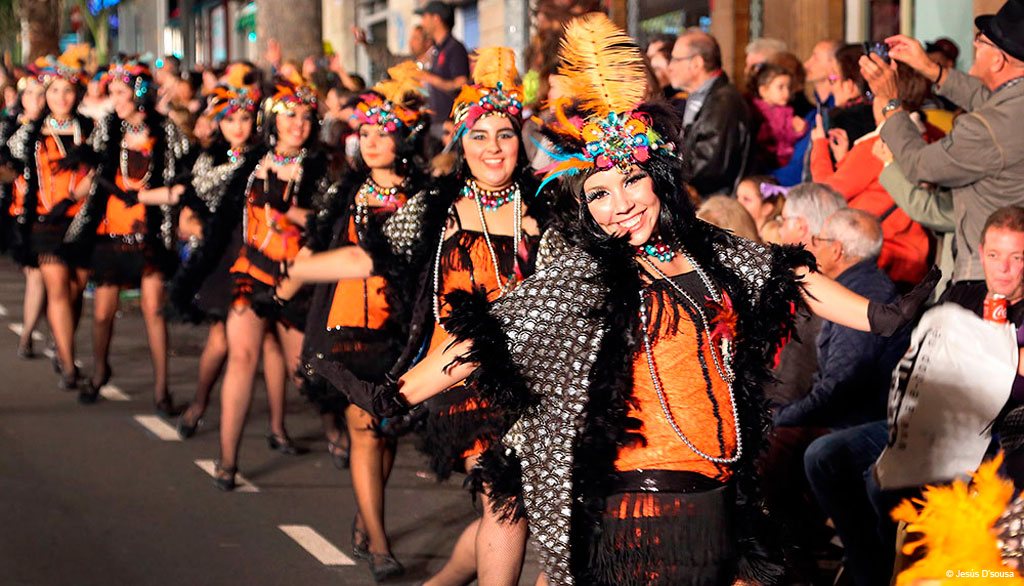 Grupo de bailarinas en desfile de carnaval en Santa Cruz de Tenerife.