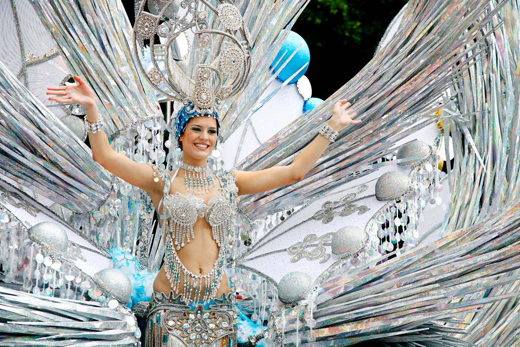 Persona en traje de fantasía durante el Carnaval de Santa Cruz de Tenerife.