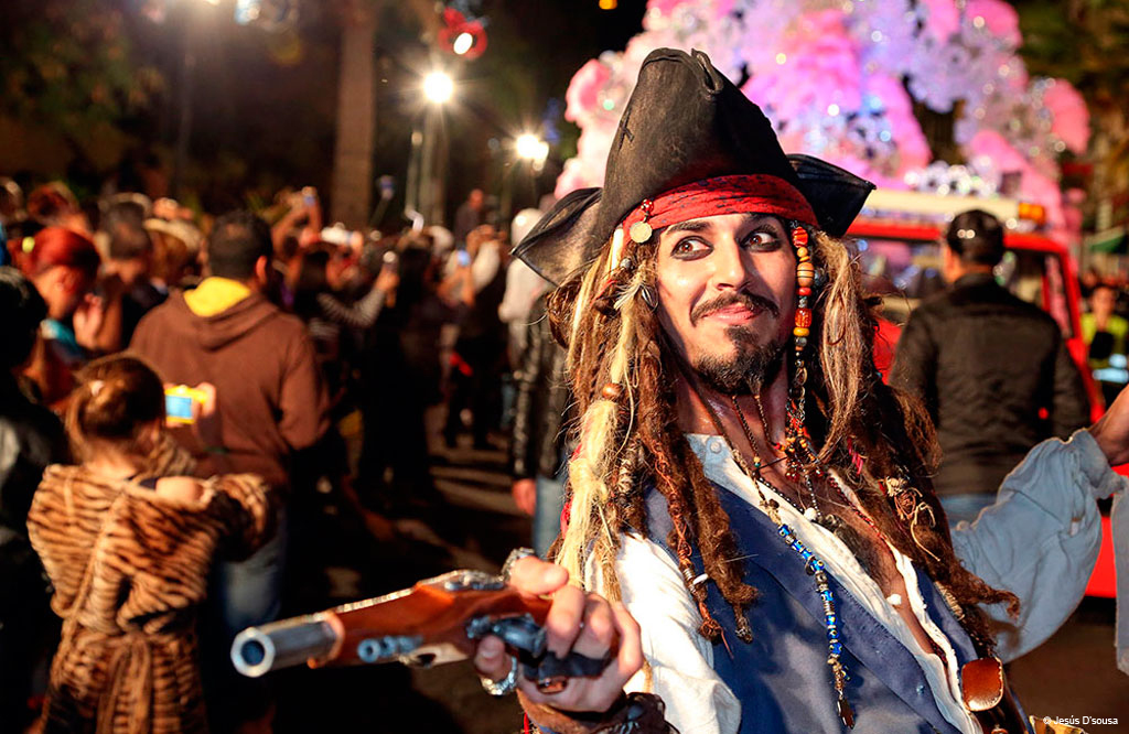Personaje disfrazado de pirata en fiesta en Santa Cruz de Tenerife.
