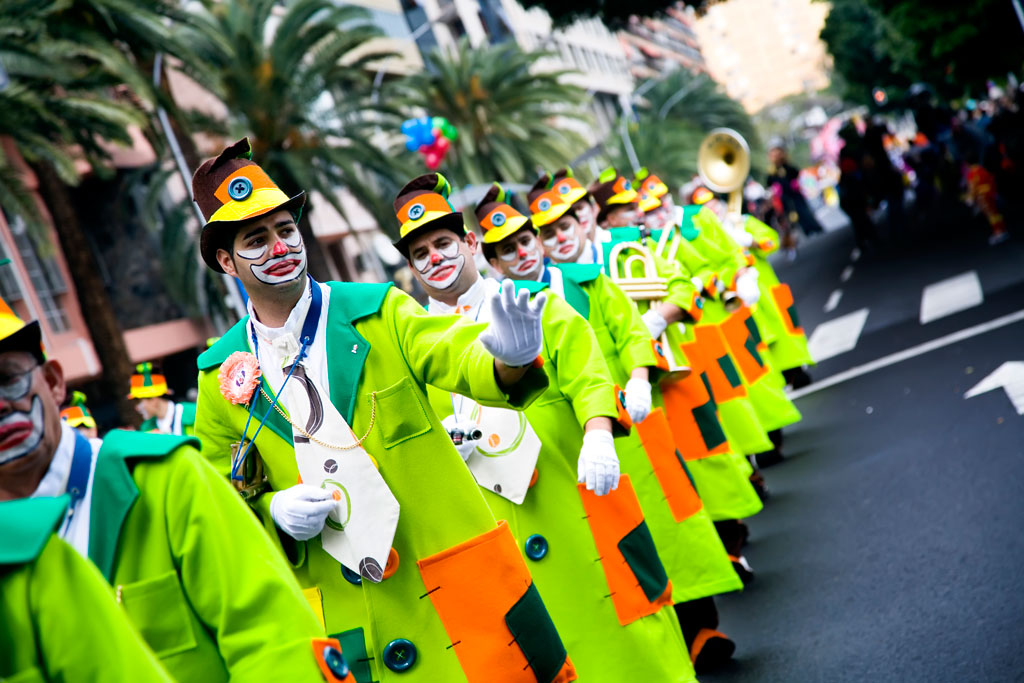 Personas disfrazadas desfilan en el Carnaval de Santa Cruz de Tenerife.