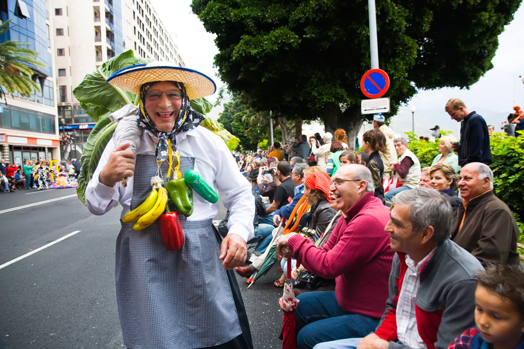 Celebración en Santa Cruz de Tenerife con un hombre disfrazado alegrando al público.