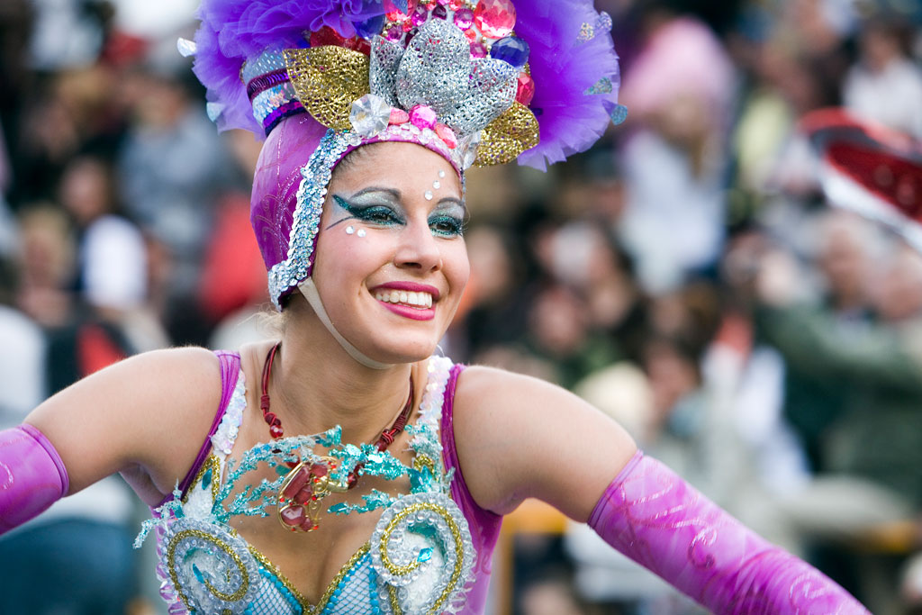 Bailarina sonriente con disfraz colorido en un evento de Tenerife.