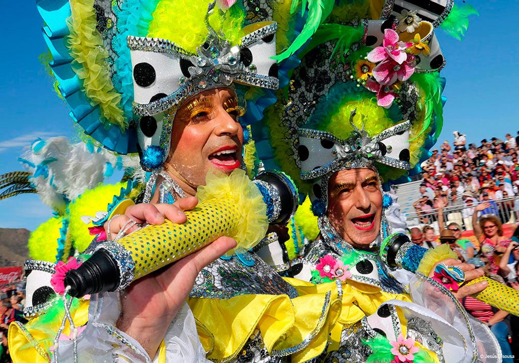 Personas disfrazadas cantando en el Carnaval de Tenerife.