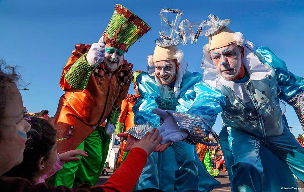 Payasos saludan a niños durante el carnaval de Tenerife.