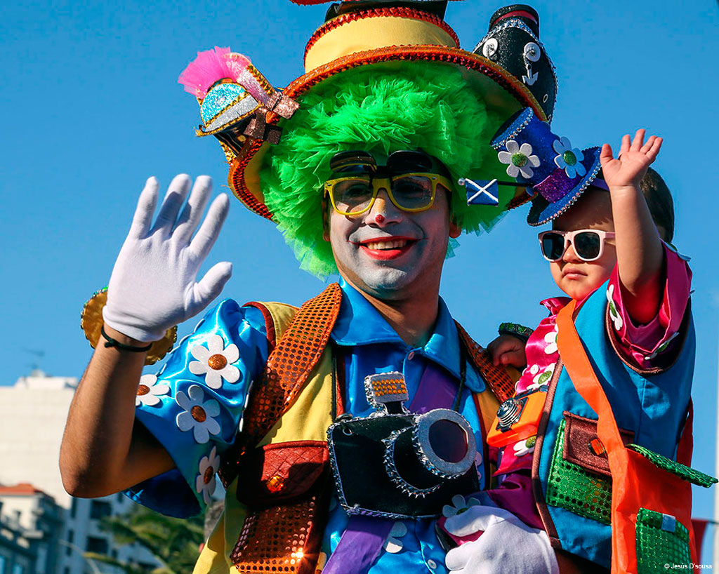 Persona disfrazada de payaso y niño en el carnaval de Tenerife.