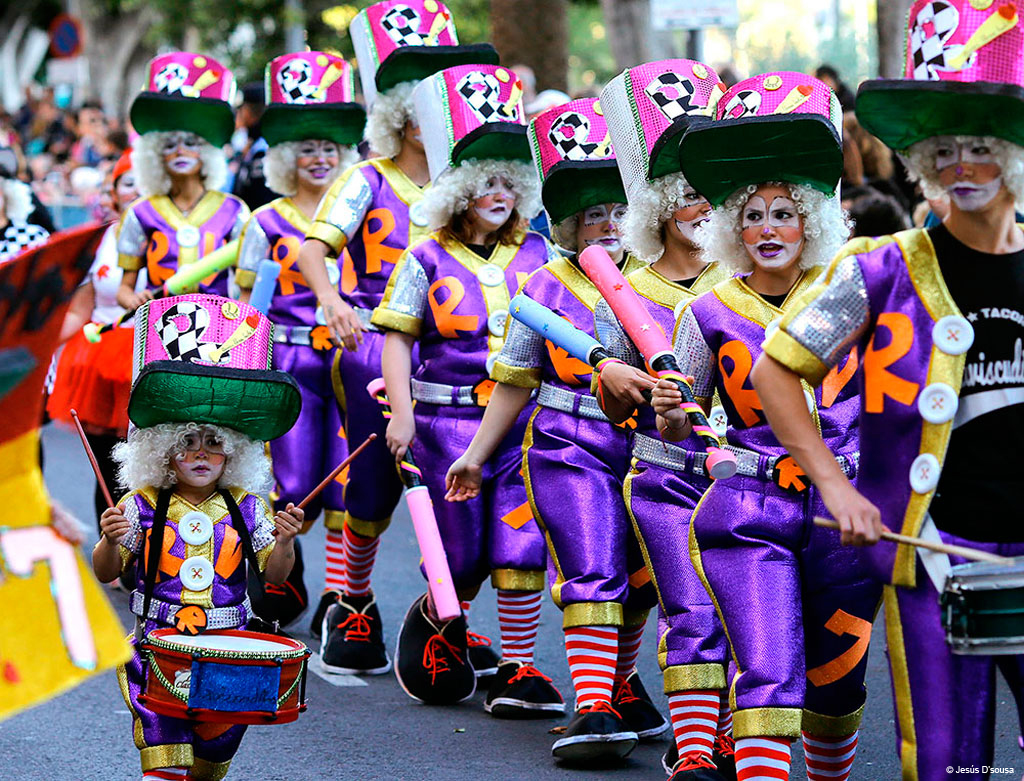 Grupo de personas disfrazadas en un desfile de carnaval en Santa Cruz, Tenerife.