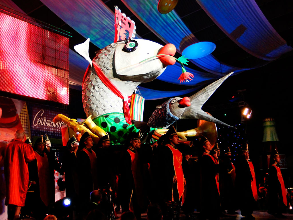 Carroza de peces en el Carnaval de Tenerife, rodeada de gente disfrazada.