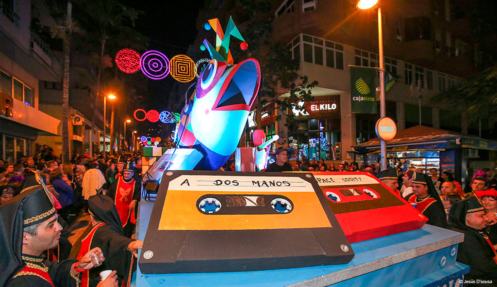 Carroza colorida en el Carnaval de Tenerife con cintas decorativas.