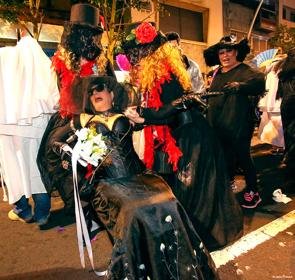 Personas disfrazadas en una celebración nocturna en Santa Cruz de Tenerife.