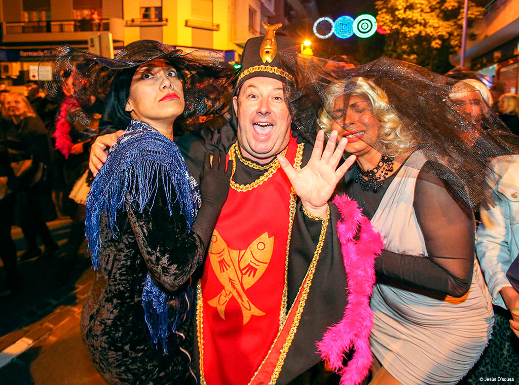Personas disfrazadas celebran el Carnaval en Santa Cruz de Tenerife.