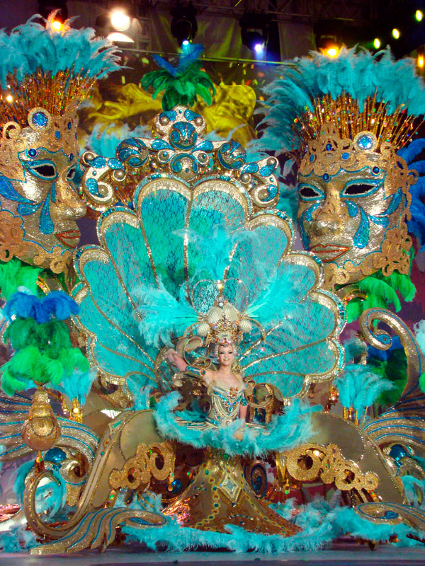 Disfraz colorido y elaborado del Carnaval de Tenerife.
