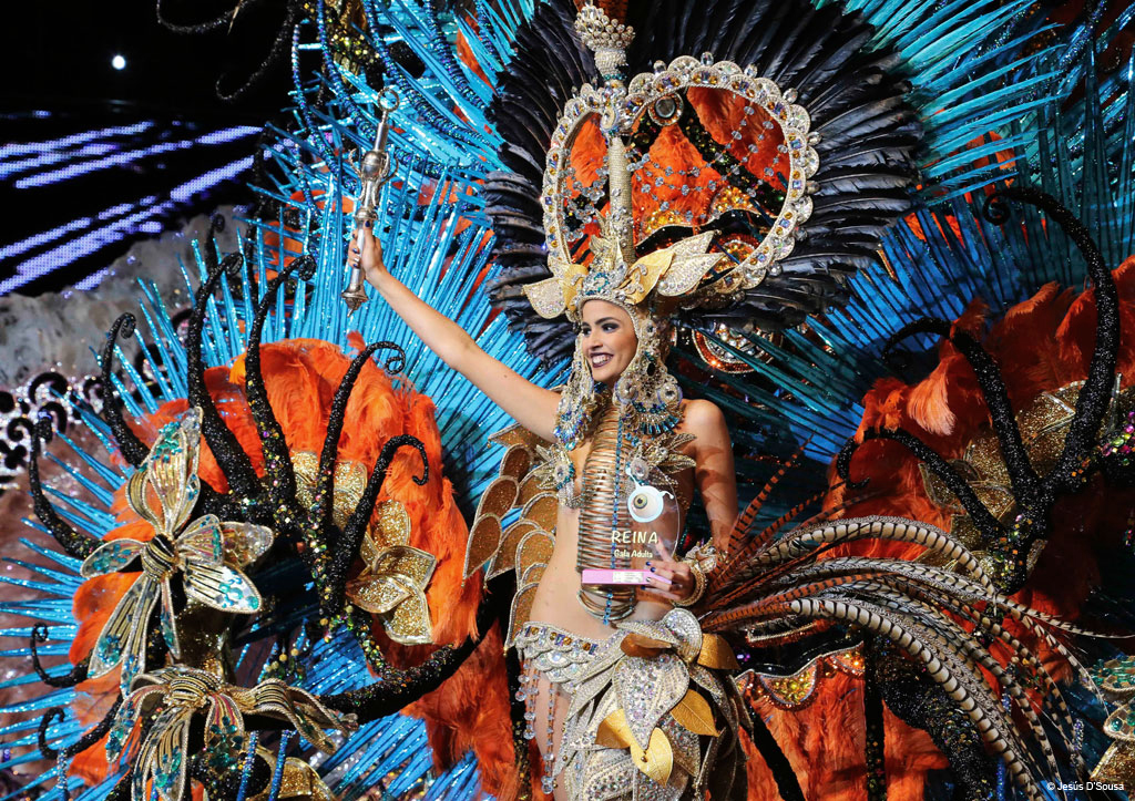 Persona con disfraz colorido y corona durante el carnaval de Tenerife.