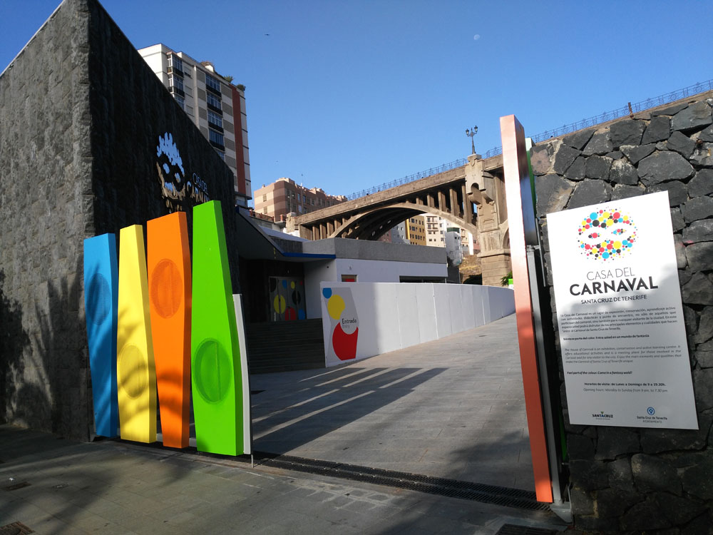 Instalaciones de la Casa del Carnaval en Santa Cruz de Tenerife, con coloridas decoraciones en la entrada.