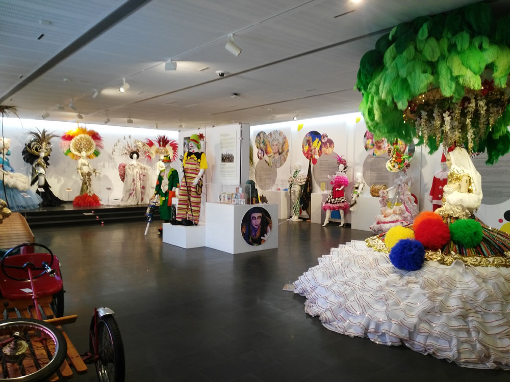 Exhibición de coloridos trajes de Carnaval en Tenerife.