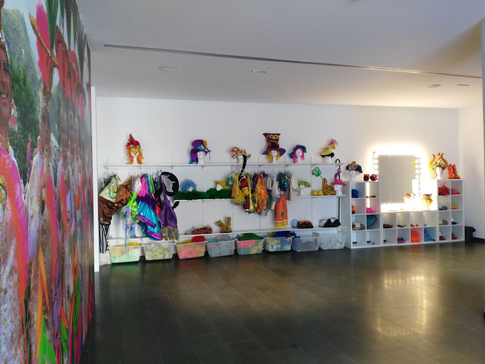 Vestuario y disfraces de carnaval en habitación iluminada en Tenerife.