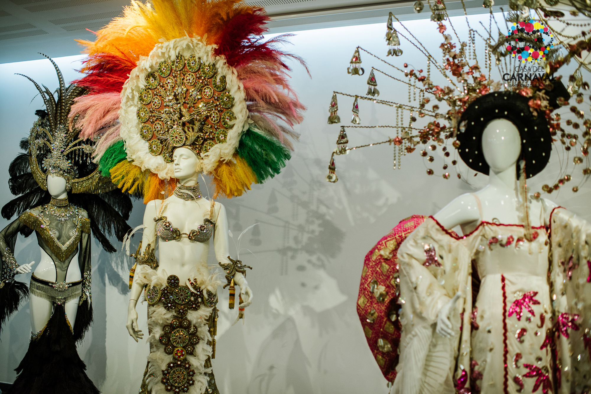 Maniquíes con trajes del Carnaval de Santa Cruz de Tenerife, mostrando coloridos tocados.