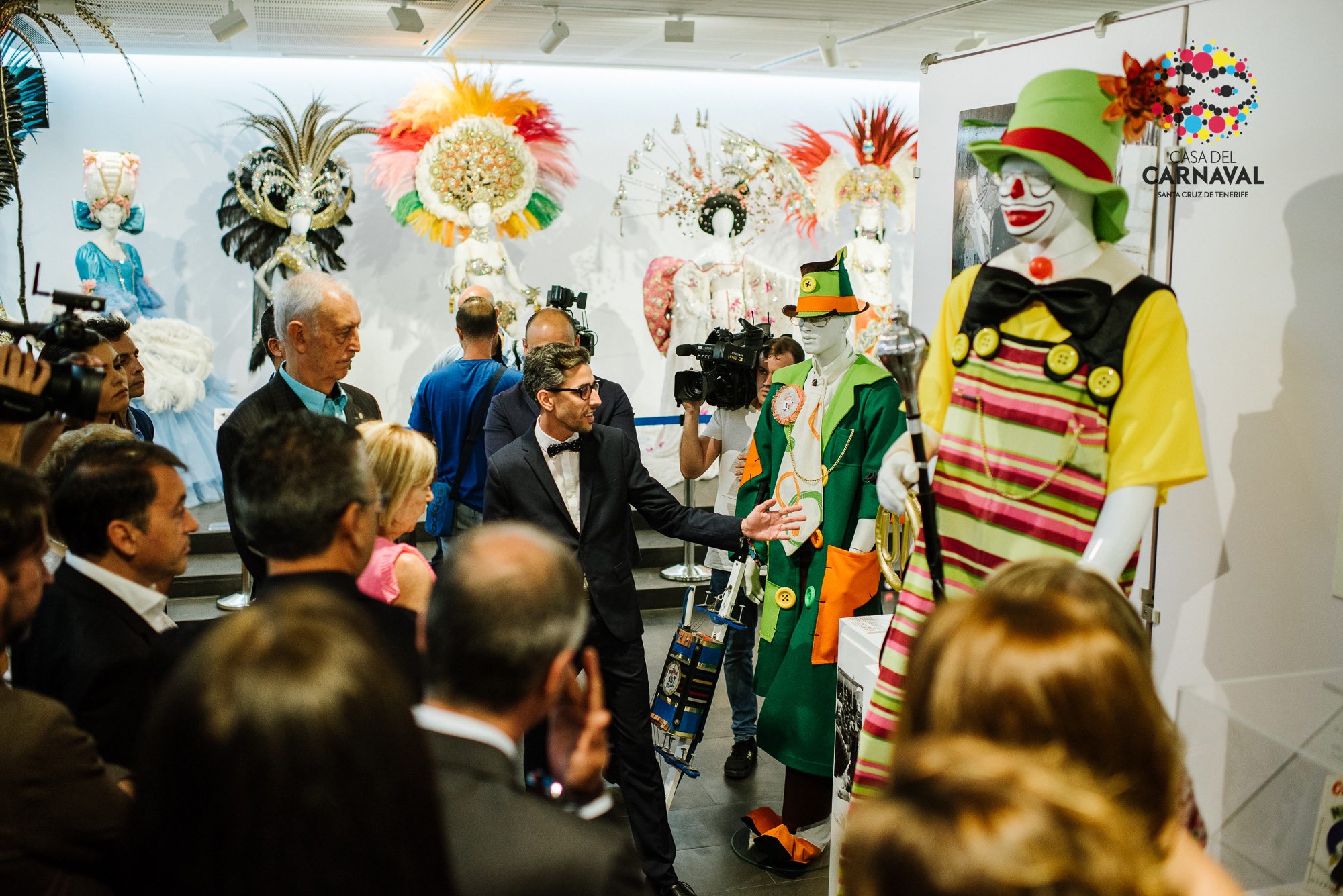 Grupo de personas observando trajes de Carnaval en un recinto de Santa Cruz de Tenerife.