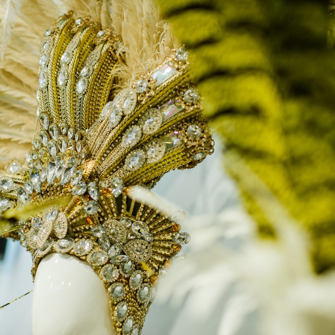 Sombrero adornado con plumas y gemas brillantes en Santa Cruz de Tenerife.