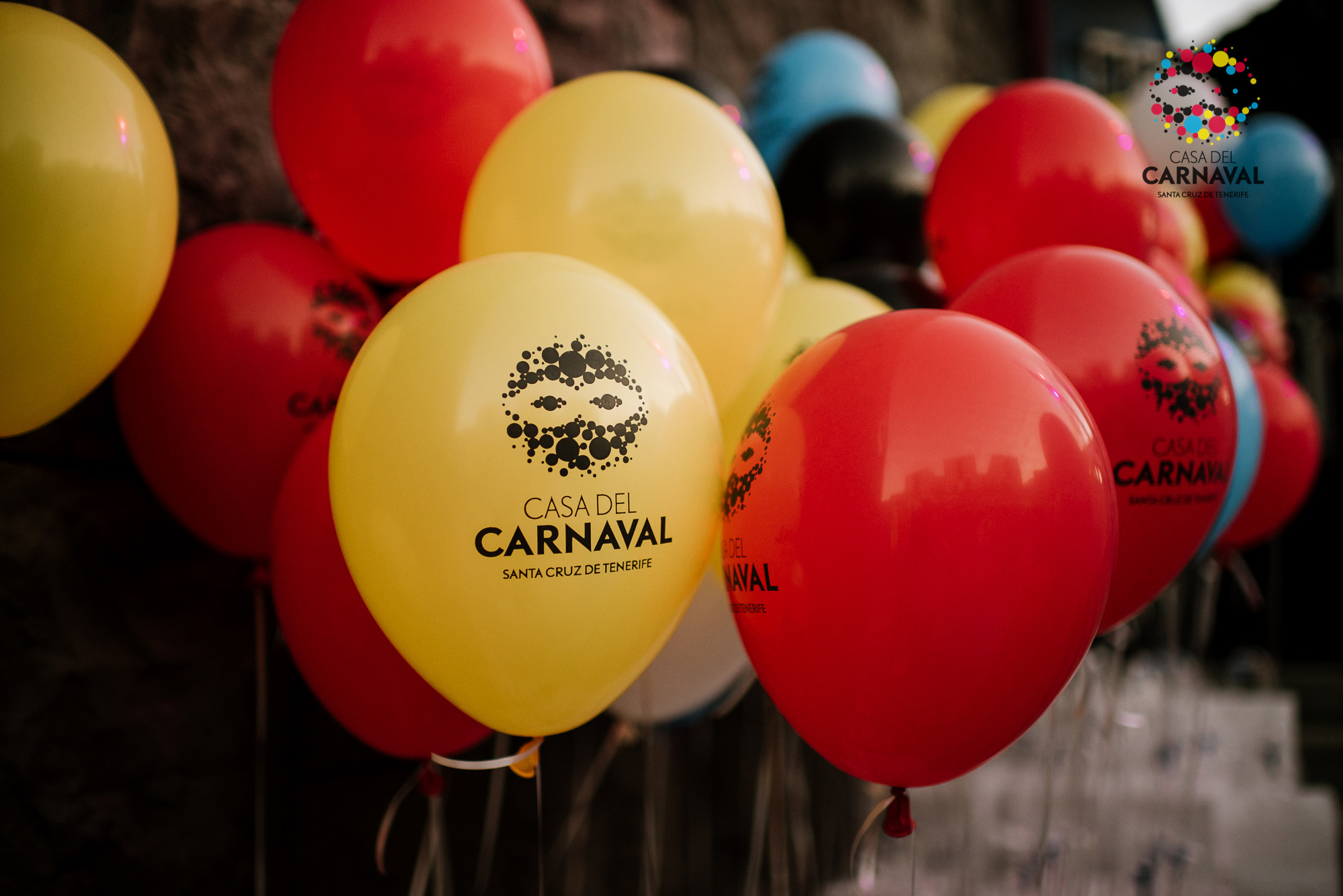 Globos rojos y amarillos con el texto CASA DEL CARNAVAL, Santa Cruz de Tenerife.
