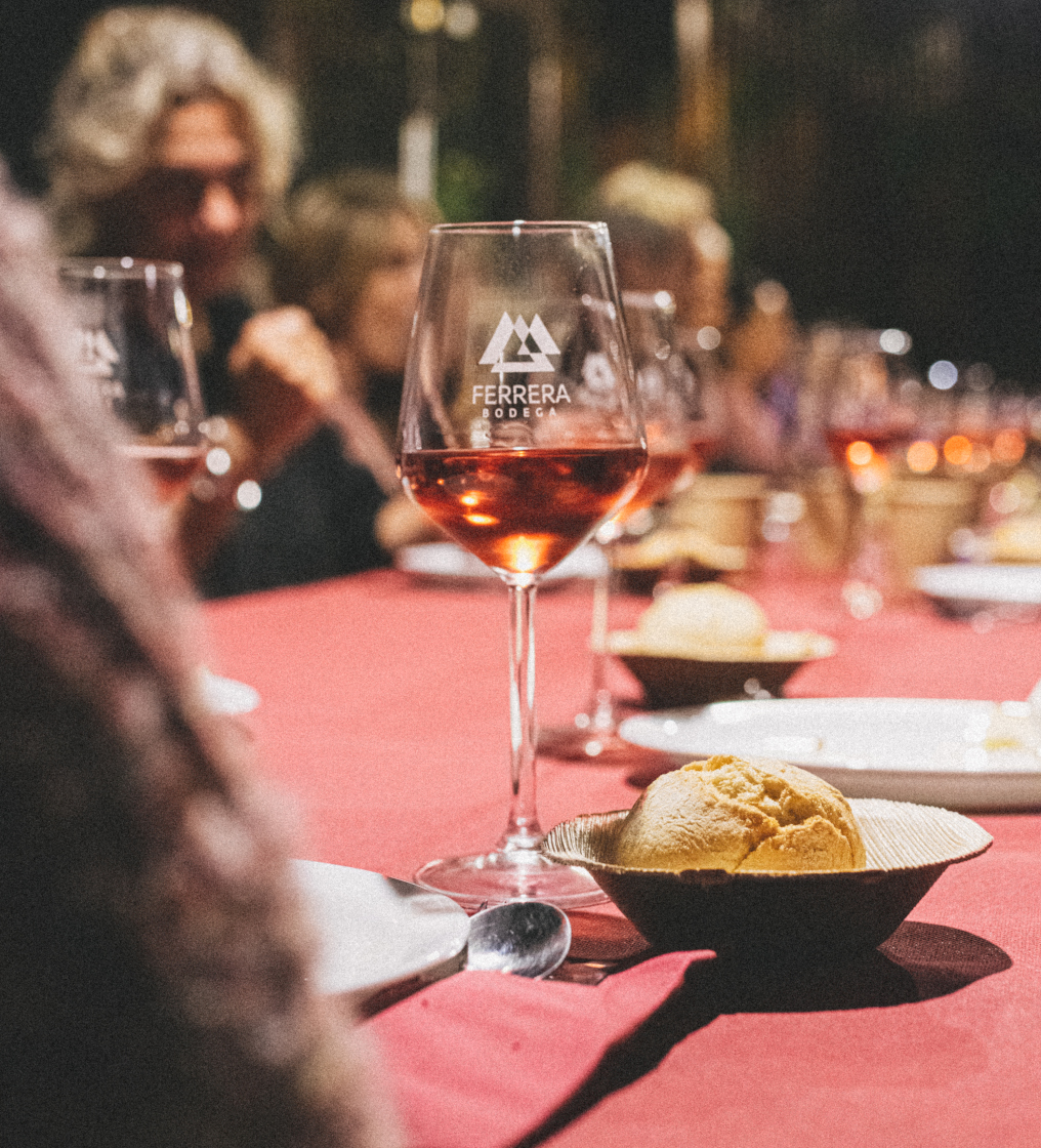 Copa de vino y pan sobre mesa en Bodega Ferrera, Tenerife.