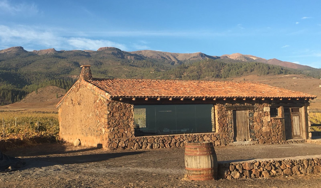 Casa de piedra en el paisaje montañoso de Tenerife.