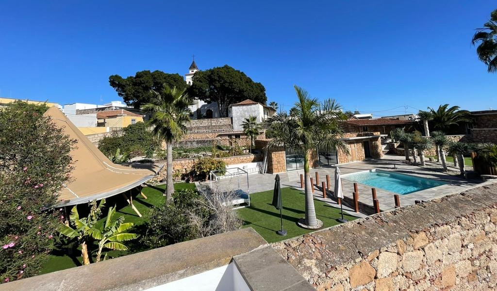 Área exterior con piscina y jardines en San Miguel de Abona, Tenerife.