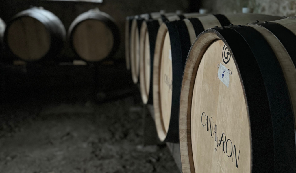 Barriles de ron Cañarón en bodega de Tenerife.