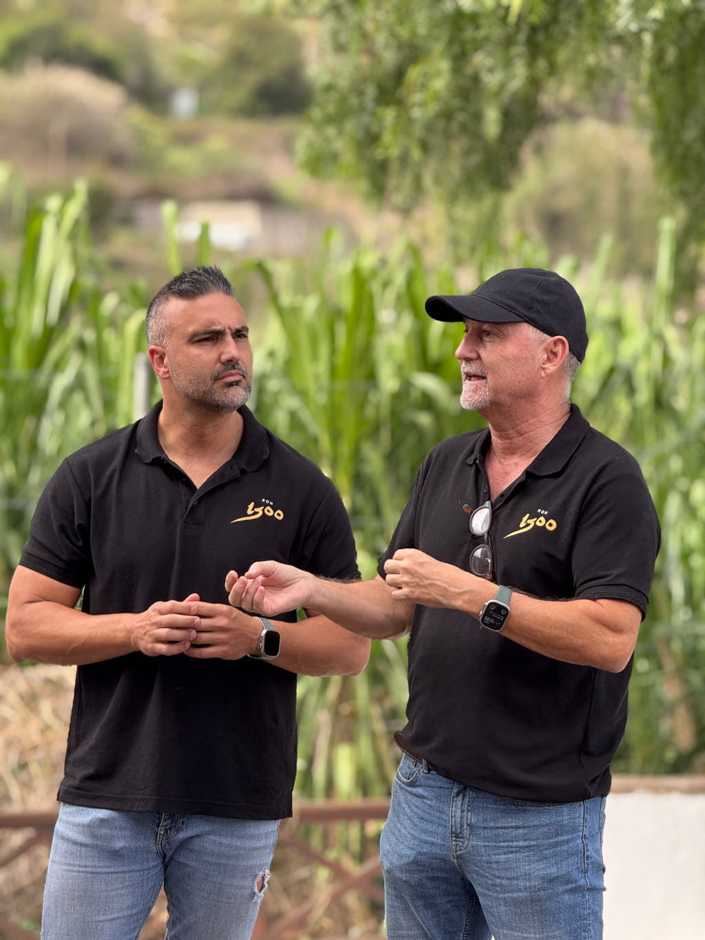 Dos hombres conversan en un entorno verde en Loro Parque, Tenerife.