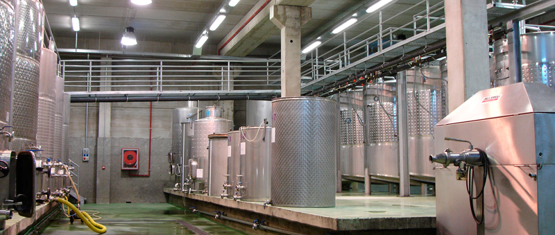 Depósitos de acero inoxidable en una bodega industrial en Tenerife.