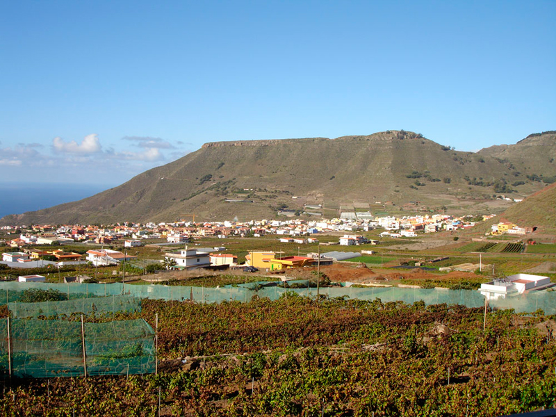 Vistas del paisaje rural en Buenavista del Norte, Tenerife, con casas y montañas.