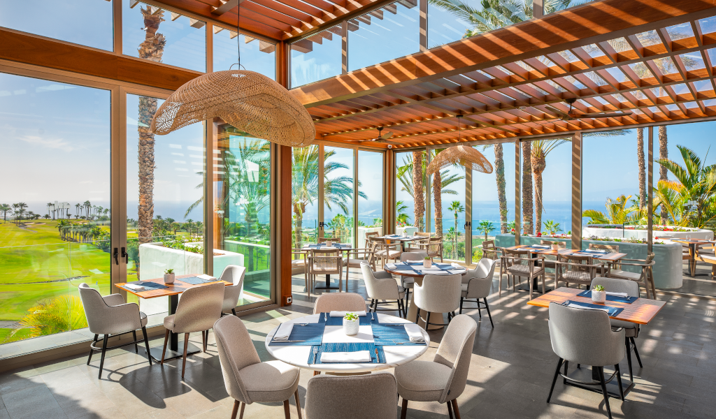 Restaurante con vista al mar y campos de golf en Tenerife.