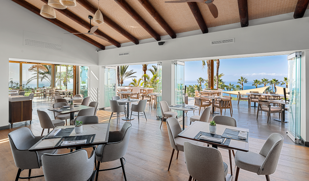 Restaurante con vistas al mar y palmeras en Tenerife.