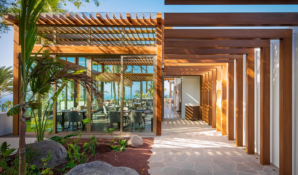 Entrada de restaurante con terraza y vistas al mar en Tenerife.