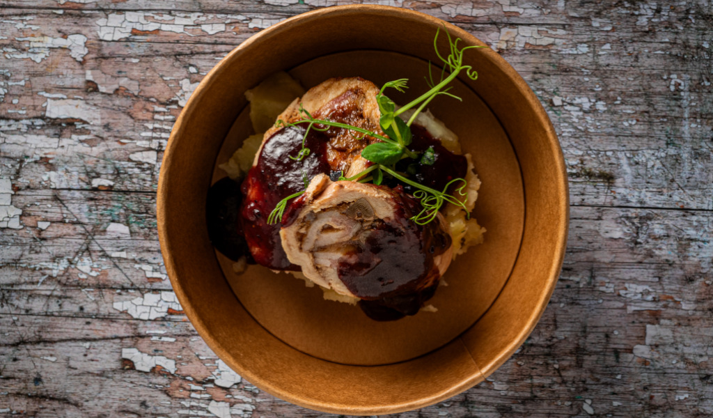 Plato de carne con puré y salsa en recipiente de cartón, Tenerife.