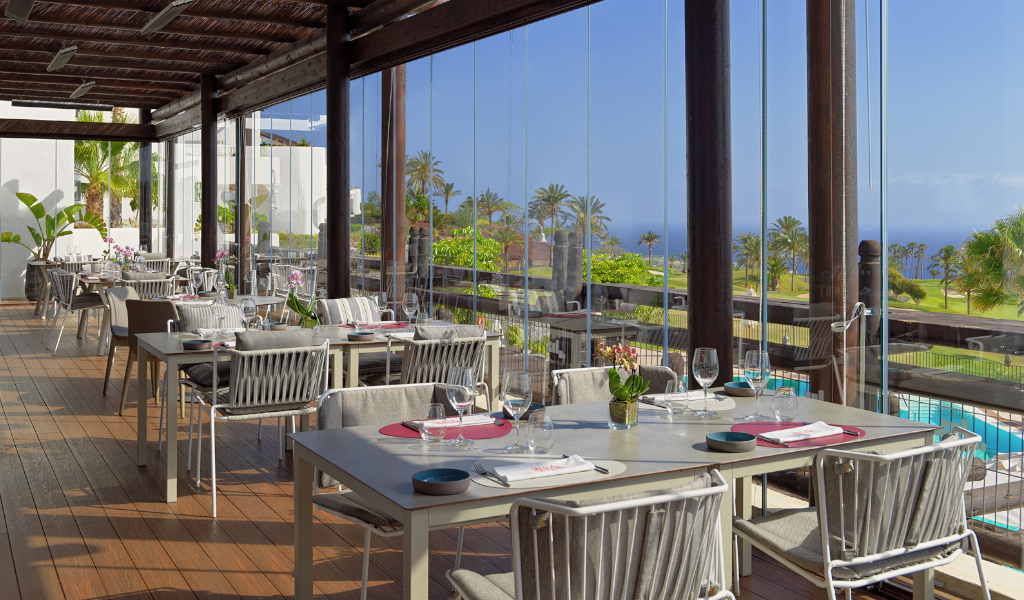Restaurante en Tenerife con vista al jardín y al océano Atlántico.