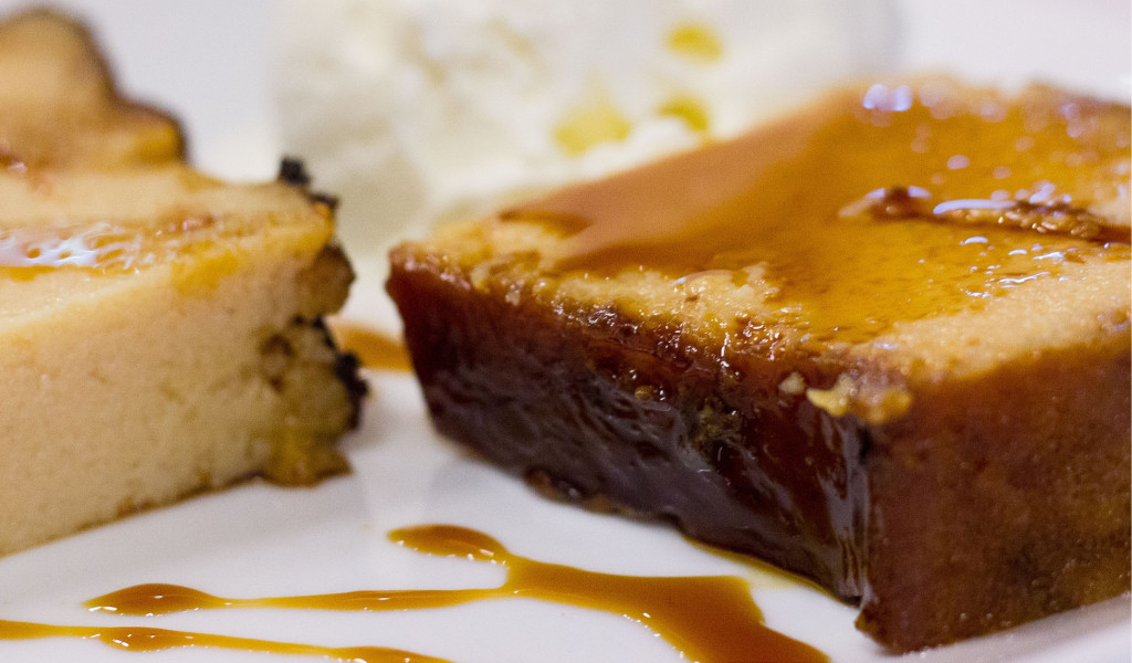 Flan con caramelo y crema en un plato, postre típico de Tenerife.