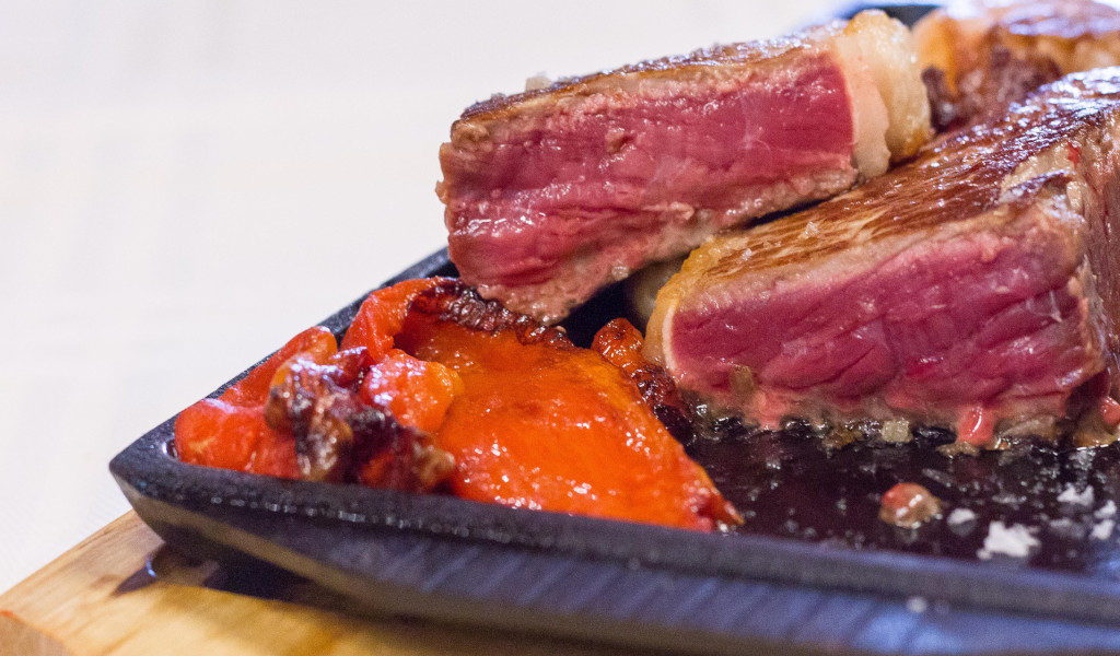 Carne jugosa y pimientos asados en sartén, plato típico de Tenerife.