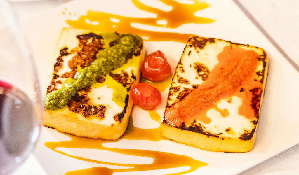 Queso con salsas verde y roja y tomates, plato típico de Tenerife.