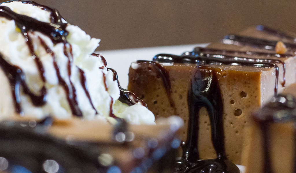 Postre con caramelo y nata cubiertos de chocolate en Tenerife.