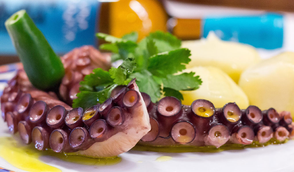 Pulpo con papas y cilantro en un plato típico de Tenerife.