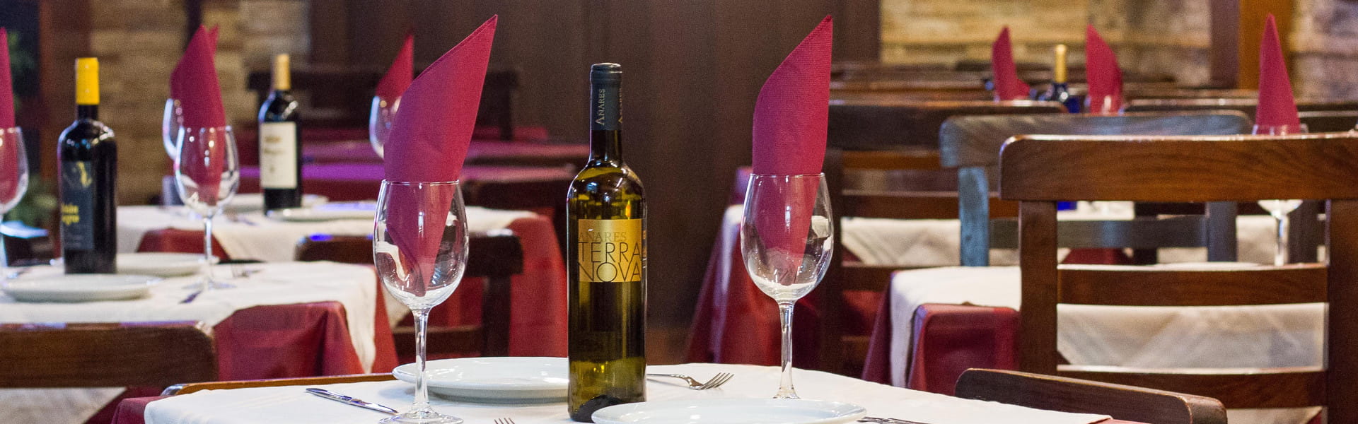 Mesa comedor con vino canario